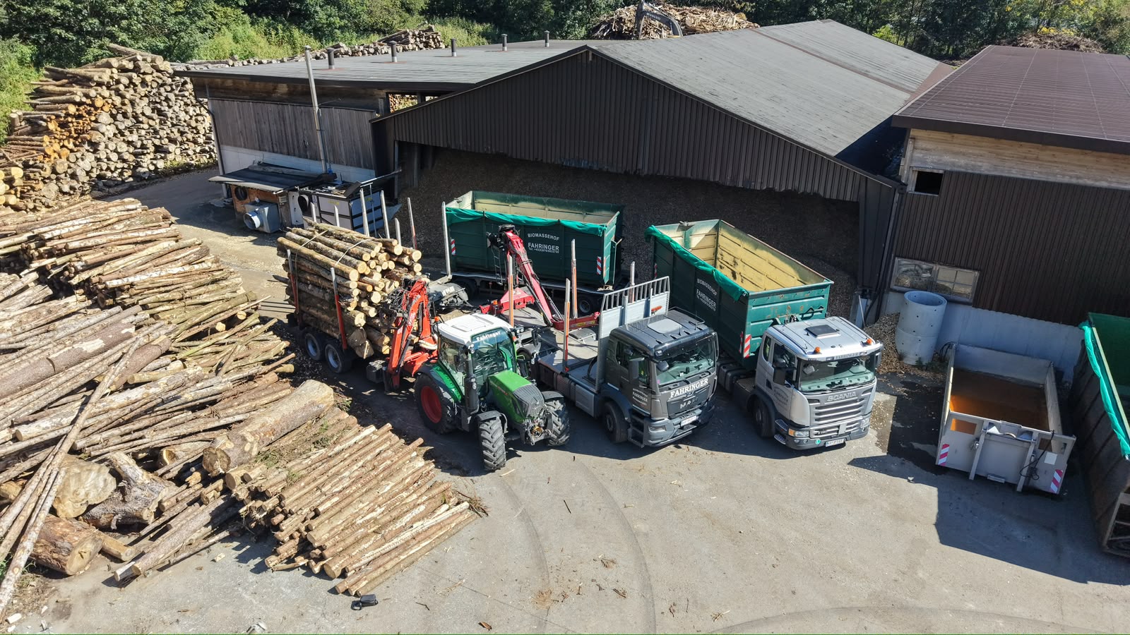 Fuhrpark des Biomassehofs Fahringer mit LKW, Ladekran und Transportanhängern